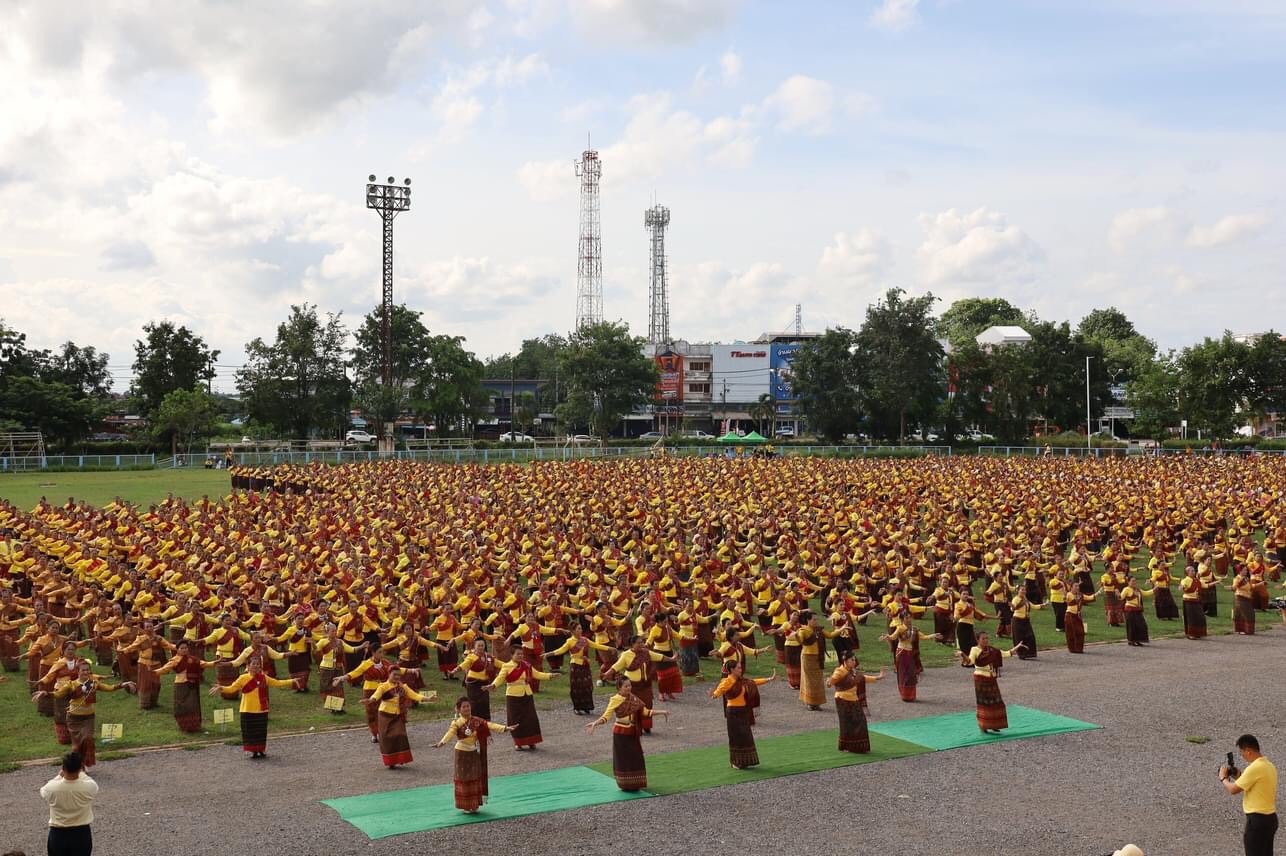 กาฬสินธุ์-ชาวกาฬสินธุ์นับหมื่นรำถวายพระพรพระบาทสมเด็จพระเจ้าอยู่หัว