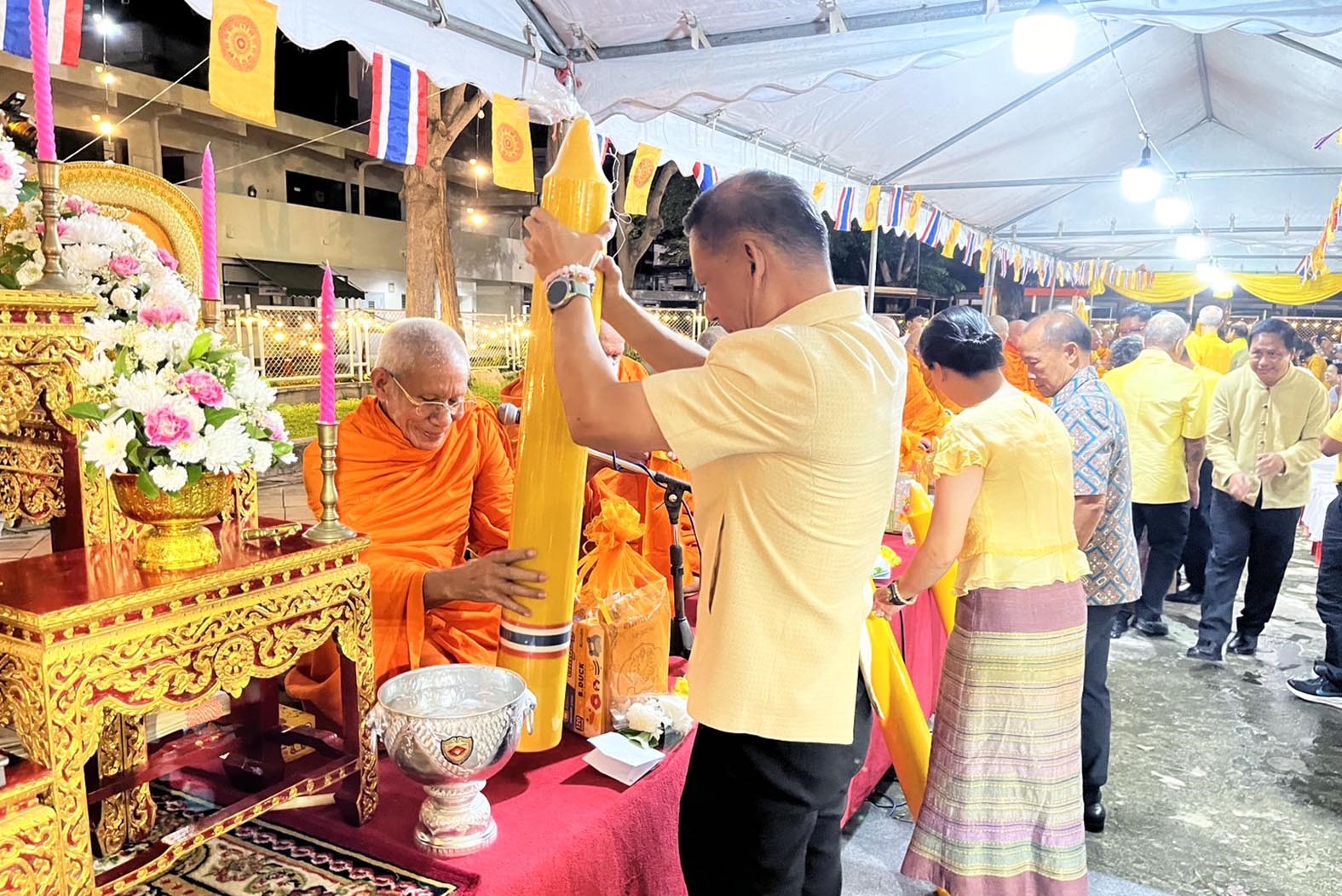 ประจวบคีรีขันธ์-ทม.หัวหิน เปิดงานประเพณีแห่เทียนพรรษาท่ามกลางพุทธศาสนิกชนจำนวนมากร่วมบุญ