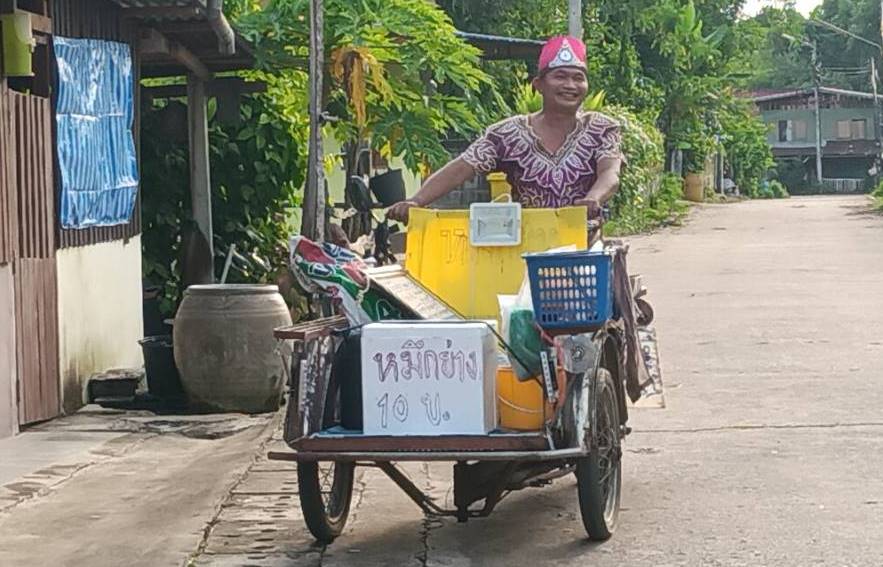 ปราจีนบุรี-แต่งชุดลิเกร้องเพลงที่แต่งเองซิ่งพ่วงข้างเร่ขายปลาหมึกย่าง