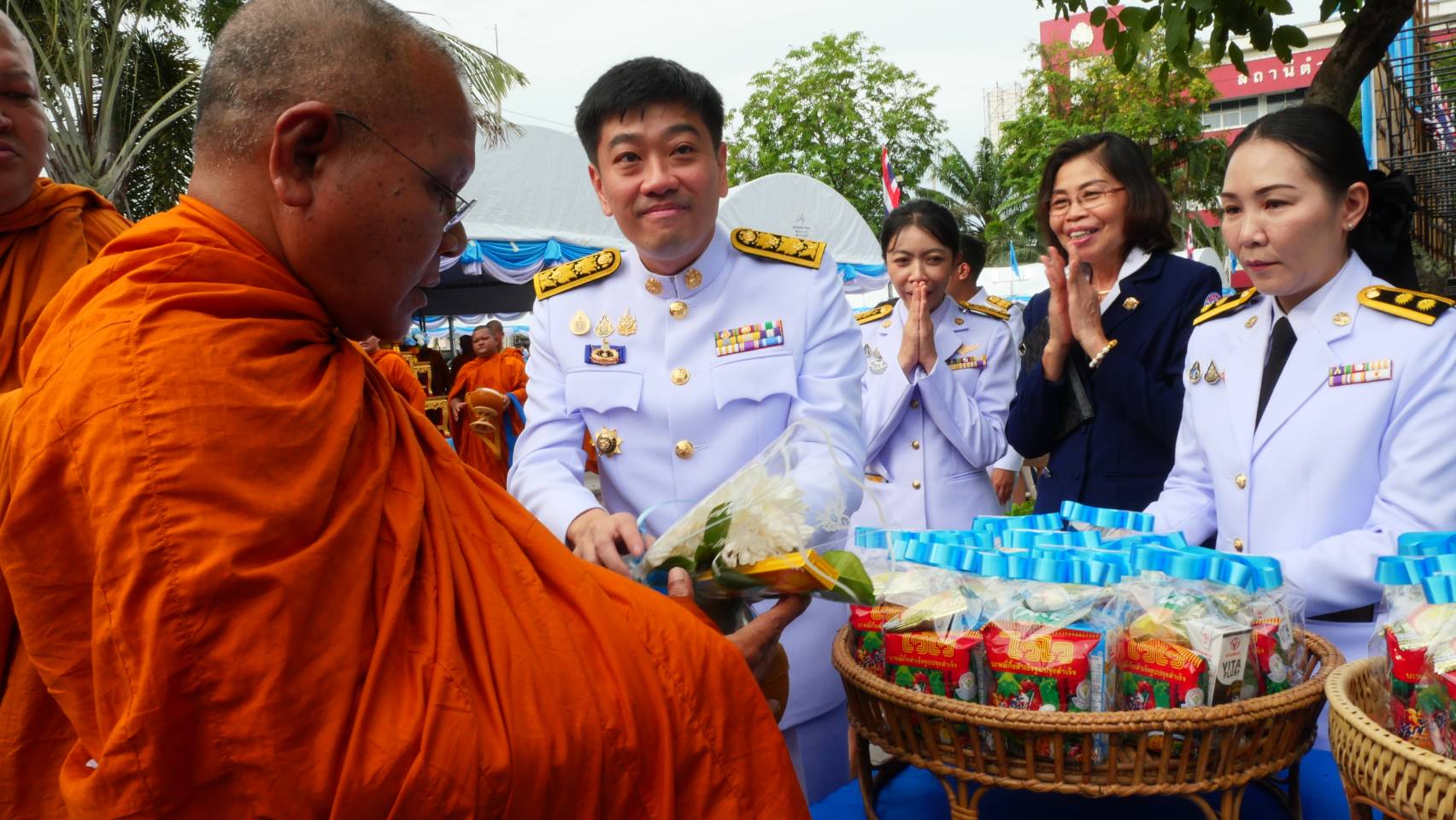 ชลบุรี-ชาวบางละมุง ร่วมกันทำบุญตักบาตรถวายพระราชกุศล