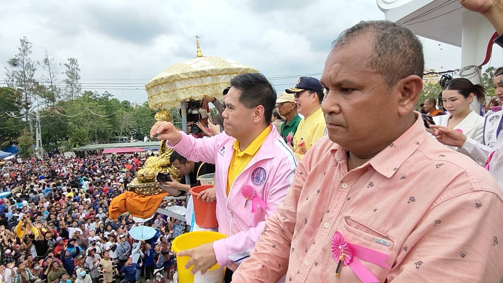 สุพรรณบุรี-ชาวบ้านนับหมื่นแห่ร่วมงานทิ้งทานวัดไผ่โรงวัวลุ้นรางวัลรถยนต์กระบะ