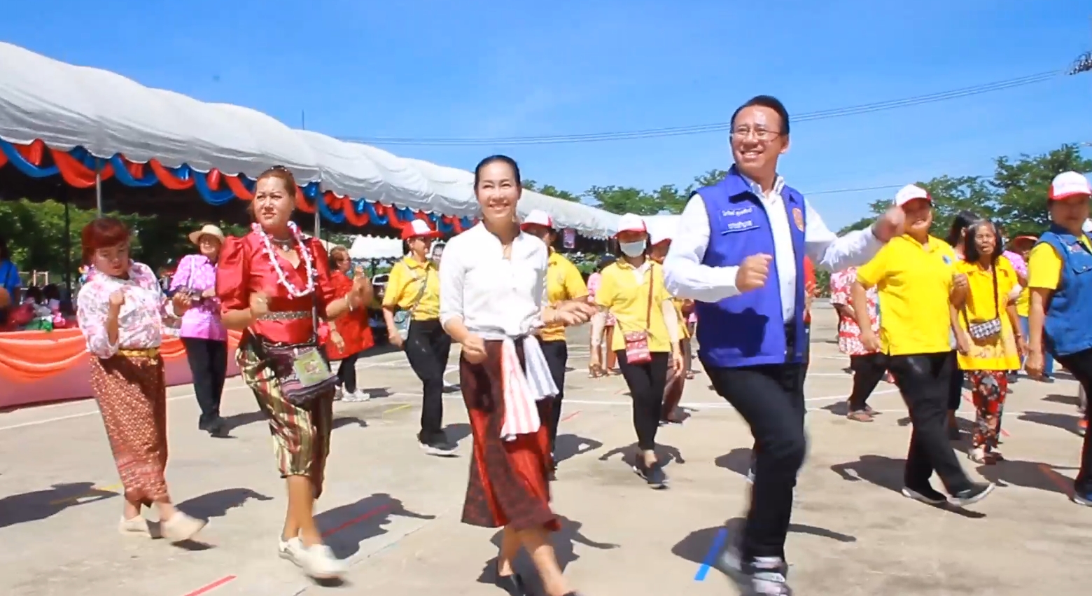 สุพรรณบุรี-การแข่งขันกีฬาผู้สูงอายุยายวัย99ได้ยินเสียงเพลงอดใจไม่ไหวลุกขึ้นรำ