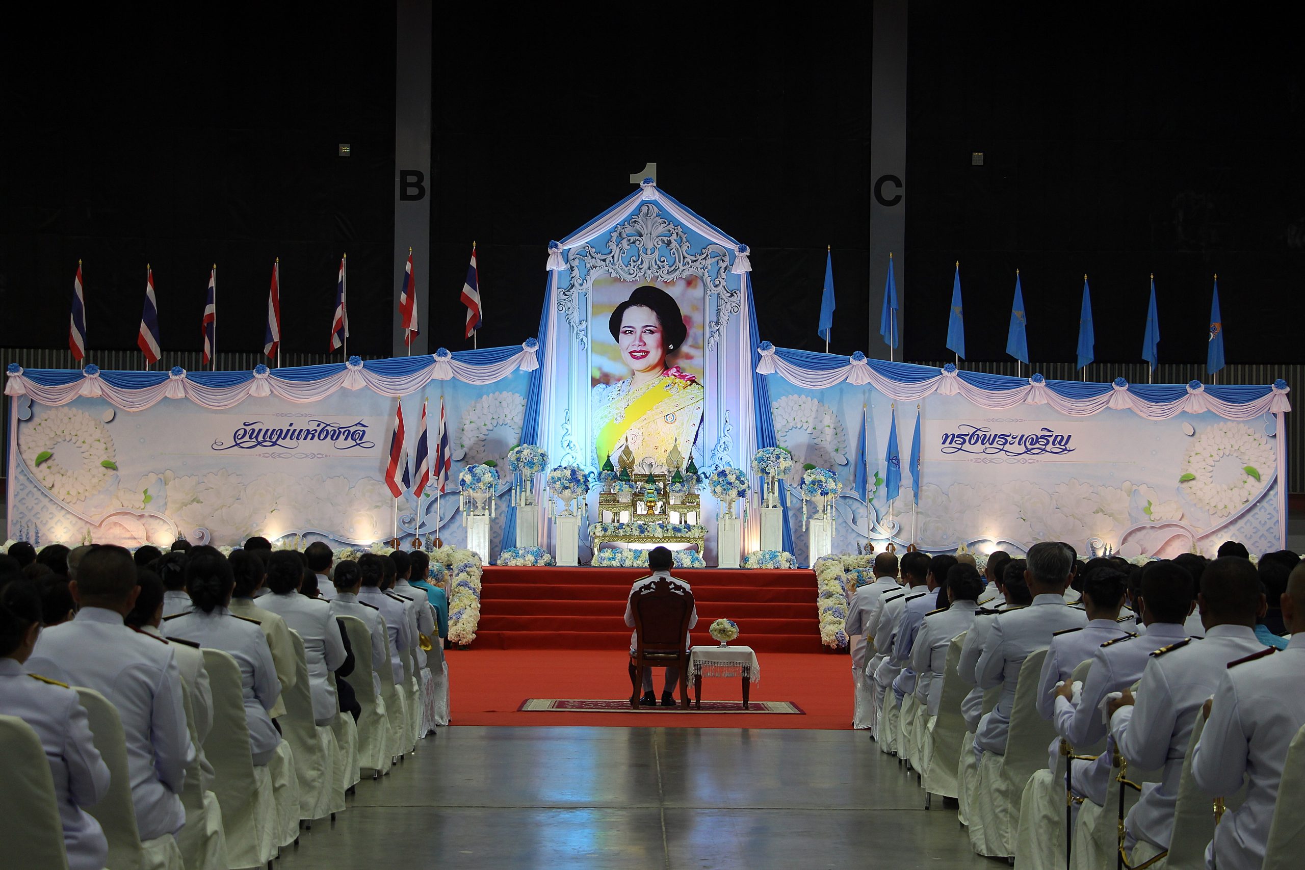 เชียงใหม่-จัดพิธีเจริญพระพุทธมนต์และตักบาตร เนื่องในวันแม่แห่งชาติ