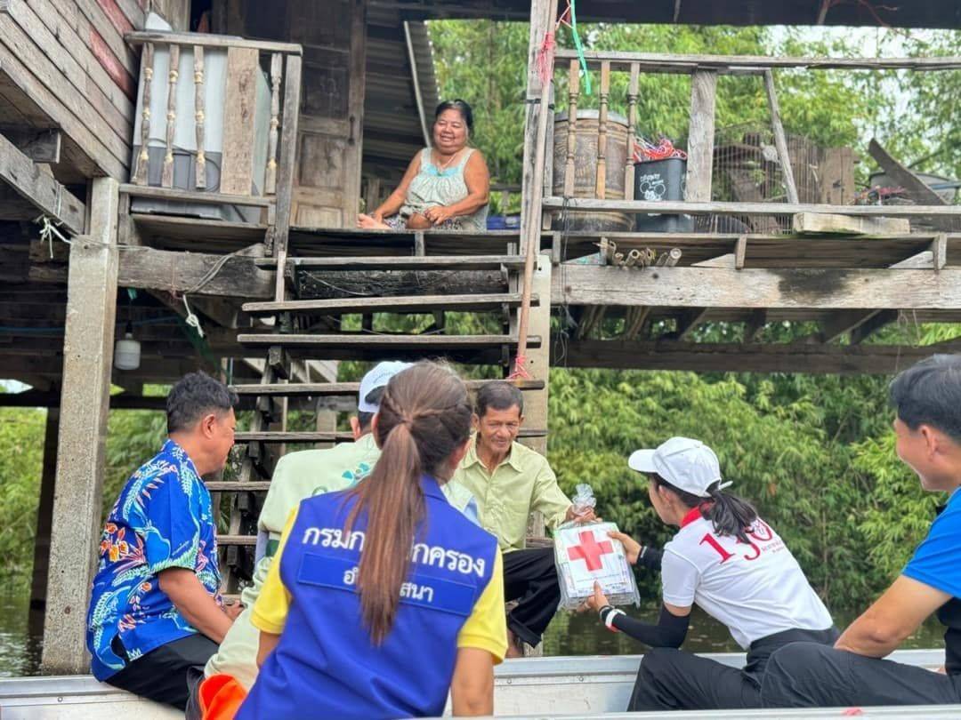 อยุธยา-ผู้ว่าฯพร้อมเหล่ากาชาดลงพื้นที่มอบเงิน เครื่องอุปโภคและยาให้แก่ผู้พิการ ผู้ป่วยและกลุ่มเปราะบาง