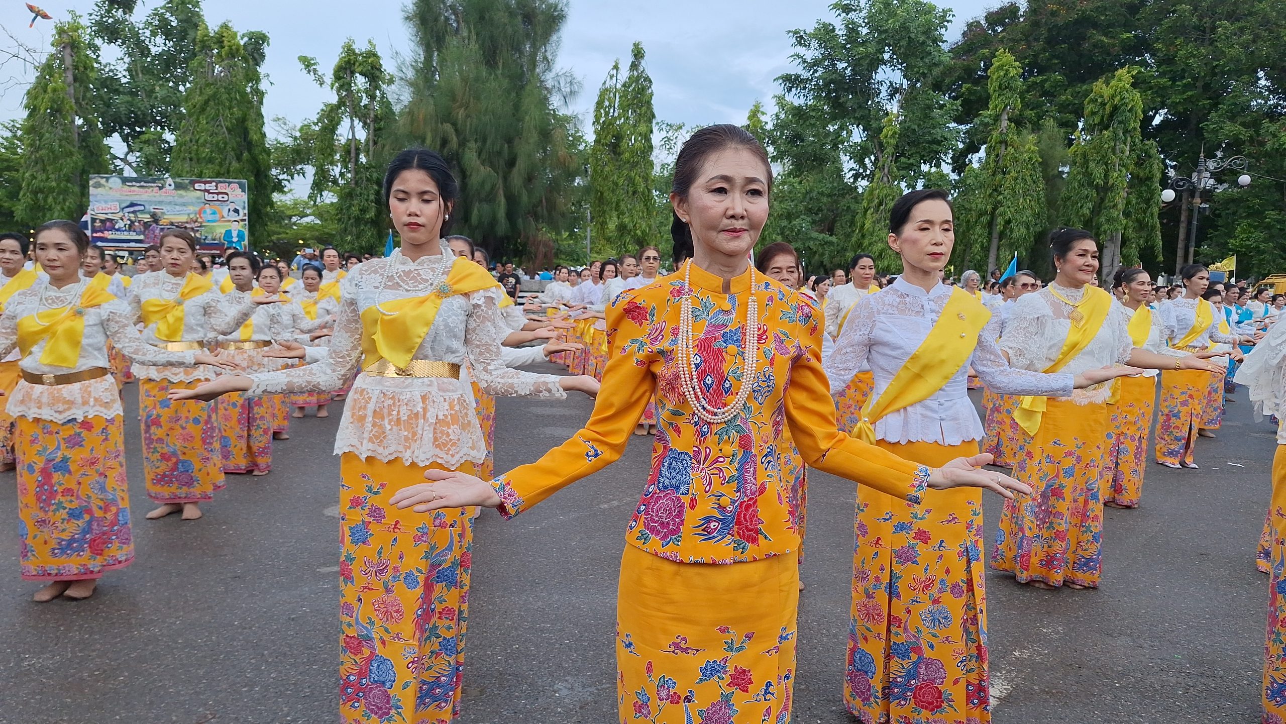 ประจวบคีรีขันธ์-กลุ่มสตรีประจวบกว่า 1000 คนพร้อมใจรำถวายแม่หลวงของแผ่นดิน