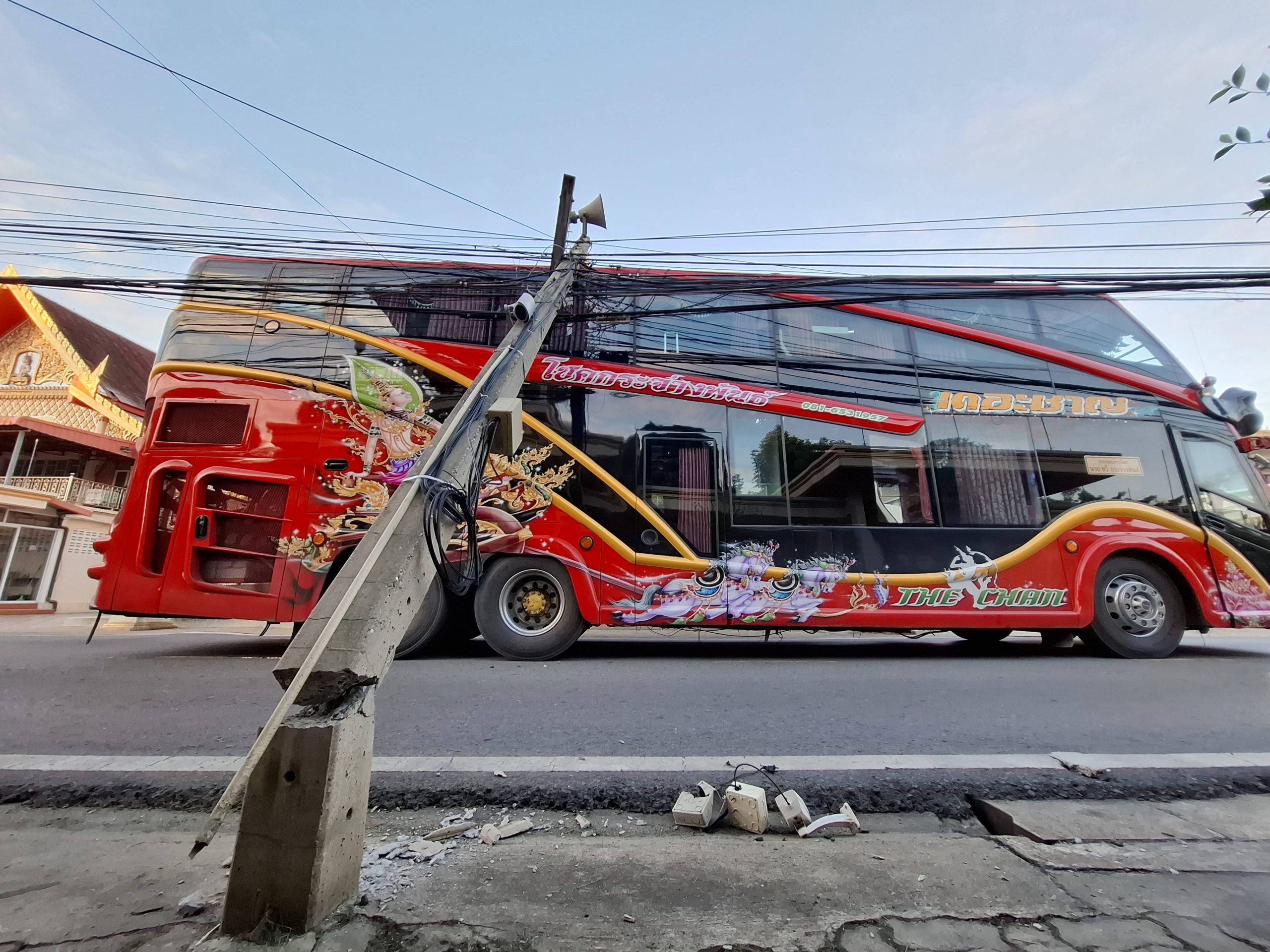 ปทุมธานี-รถบัสพาเด็กทัศนศึกษาเกี่ยวสายไฟทำเสาไฟฟ้าล้ม