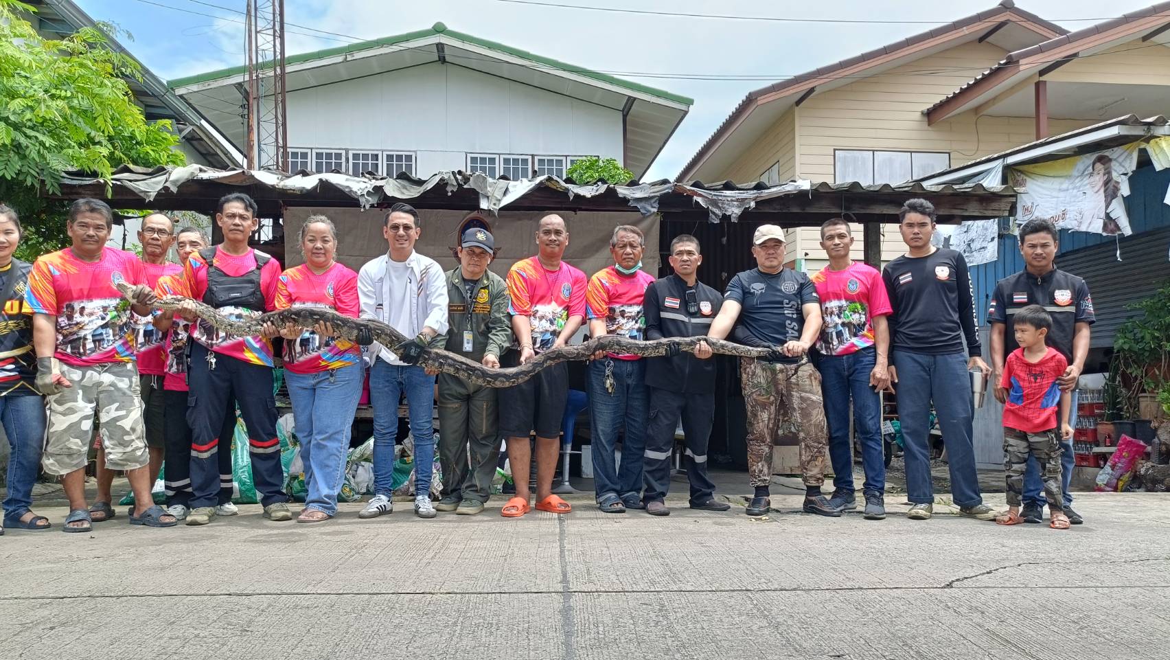 ปทุมธานี-เจ้าหน้าที่กู้ภัยจับงูใส่กระสอบคืนสู่ธรรมชาติกว่า 40 ตัว