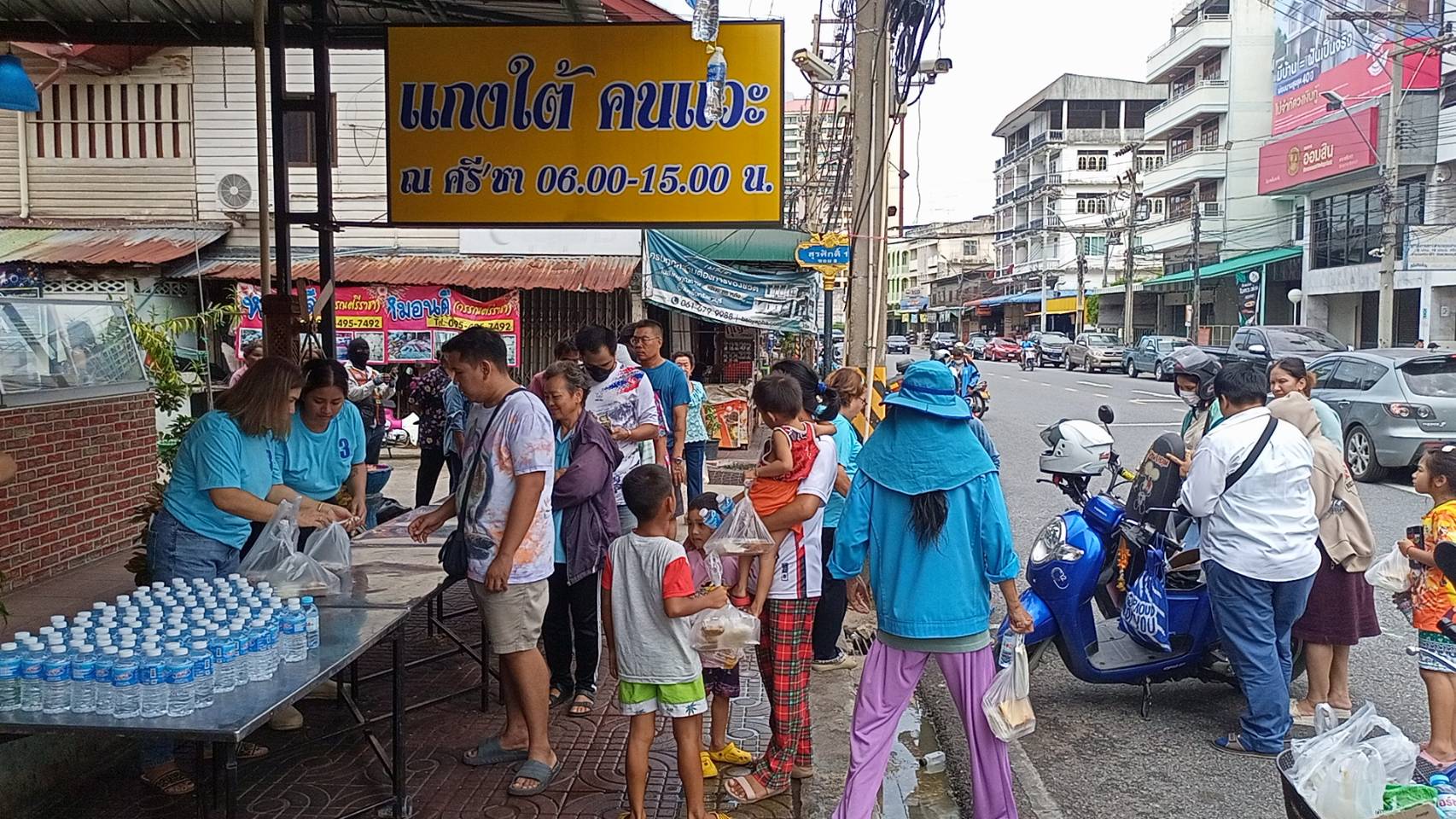 ชลบุรี-วันแม่ กินฟรี แกงใต้ คนแวะร้านข้าวแกงชื่อดังศรีราชา