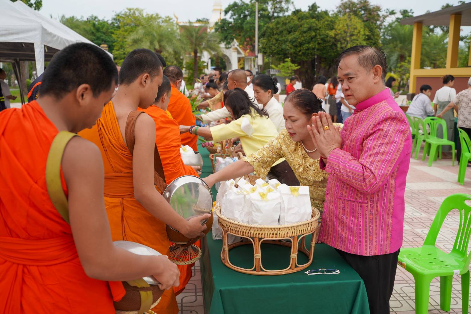 ร้อยเอ็ด-รองผู้ว่าฯทำบุญตักบาตรวันอาทิตย์ ในเทศกาลเข้าพรรษา