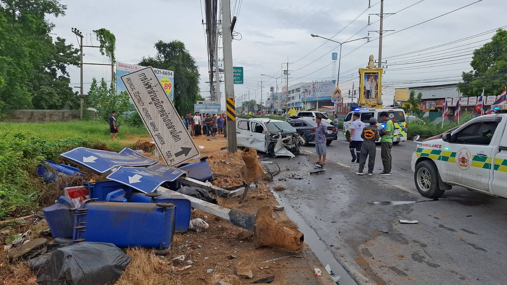 ปทุมธานี-2 รถกระบะซิ่งแข่งกันเสียหลักชนรถจอดทิ้งขยะเสียชีวิต 2 บาดเจ็บ 2 ราย