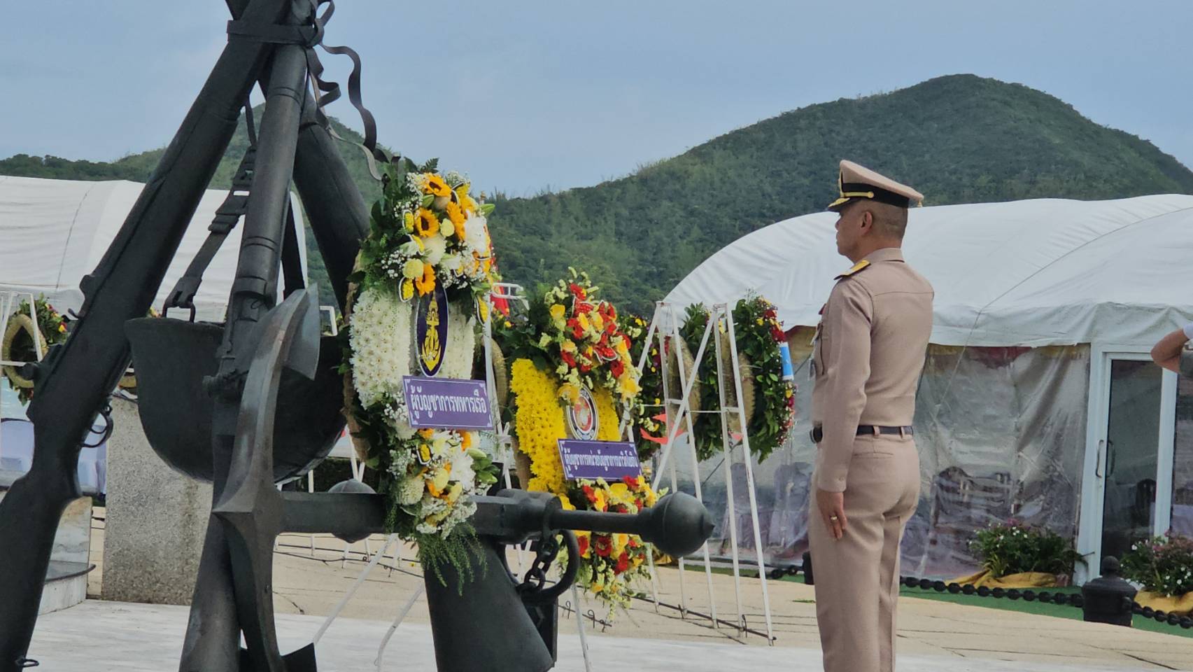 ชลบุรี-ผบ.ทร.พร้อม นายกสมาคมภริยาทหารเรือ เป็นประธานวางพวงมาลา ณ อนุสาวรีย์ทหารนาวิกโยธิน