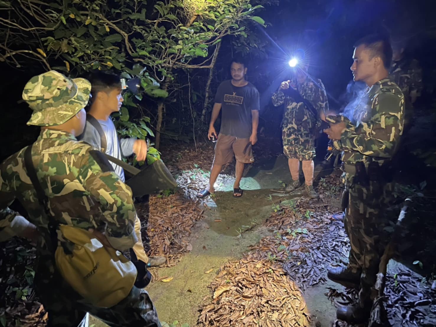 ปราจีนบุรี-2 หญิงชาวบ้านไปหาเห็ดป่า-หน่อไม้ใกล้แก่งหินเพิงบนเขาใหญ่1คนหลงป่า กลางดึกนี้ ยังเร่งค้นหา