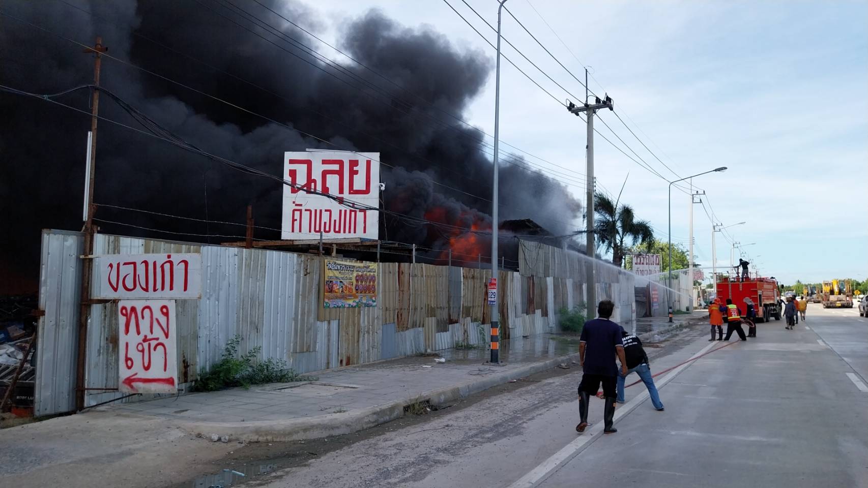 ปทุมธานี-ไฟไหม้ร้านรับซื้อของเก่าลามติดสองร้าน