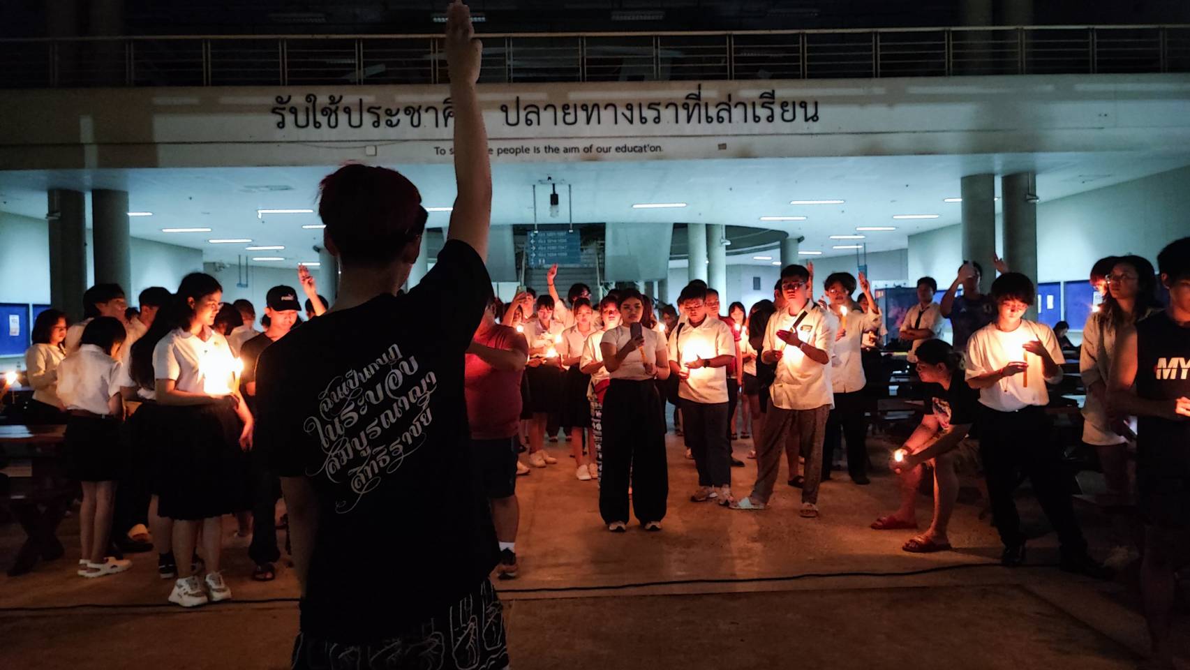 ปทุมธานี-นศ.มธ.จุดเทียนไว้อาลัยให้กับศาลรัฐธรรมนูญหลังมาคำวินิจฉัยยุบพรรคก้าวไกล