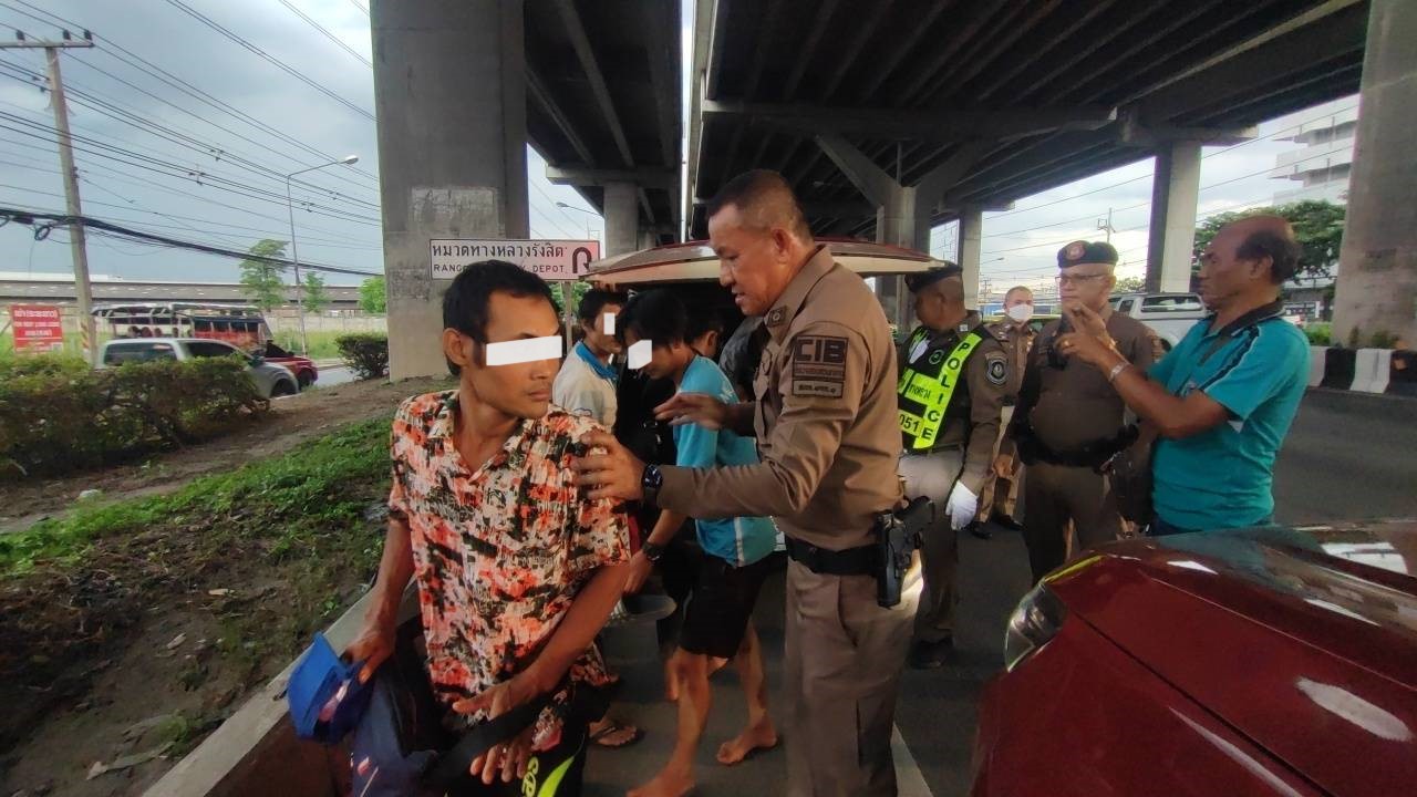 ปทุมธานี-ตร.สอบสวนกลางจับแรงงานต่างด้าวหลบหนีเข้าเมืองป้องกันก่อเหตุอาชญากรรม