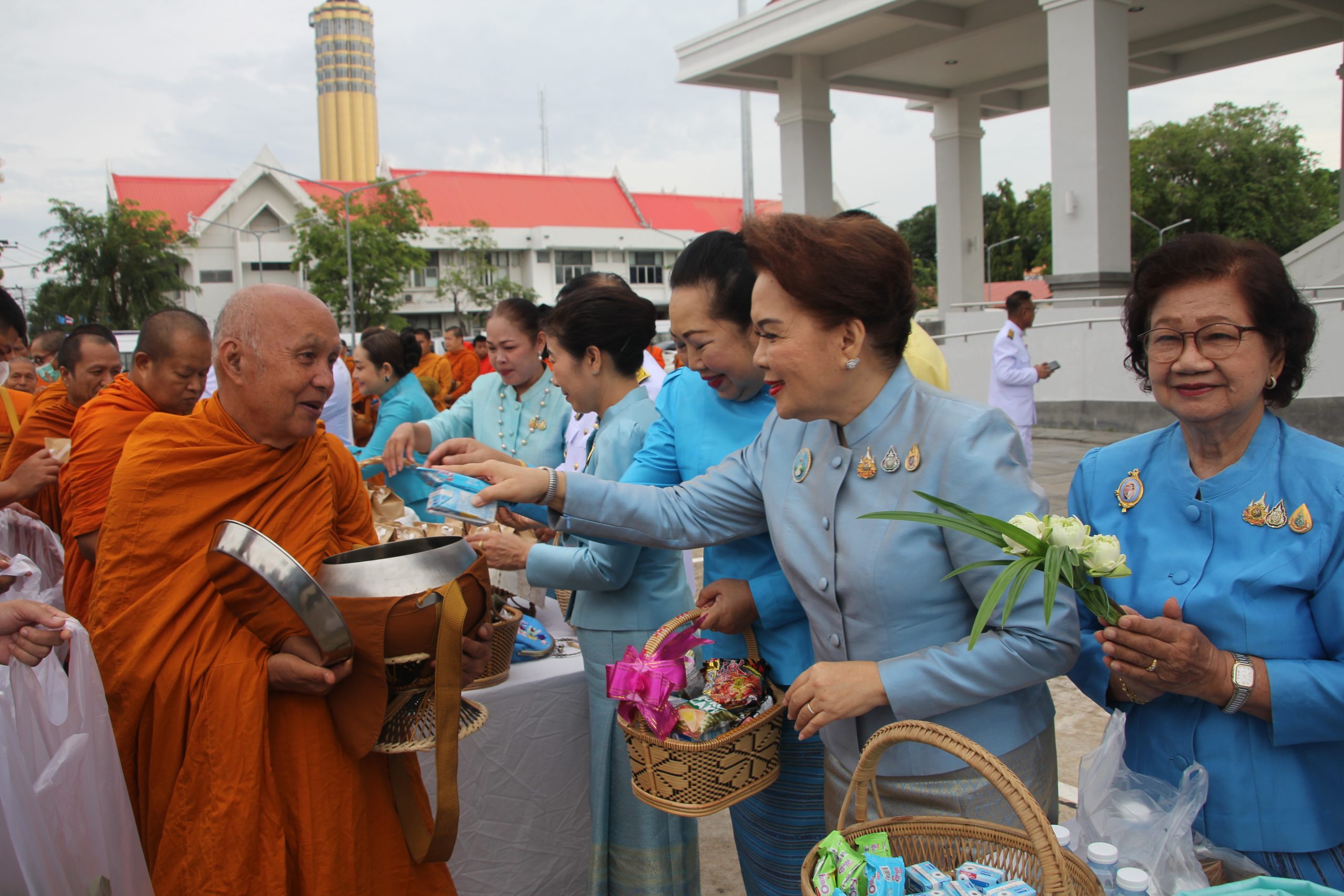 ร้อยเอ็ด-จัดพิธีเจริญพระพุทธมนต์และทำบุญตักบาตร เฉลิมพระเกียรติ