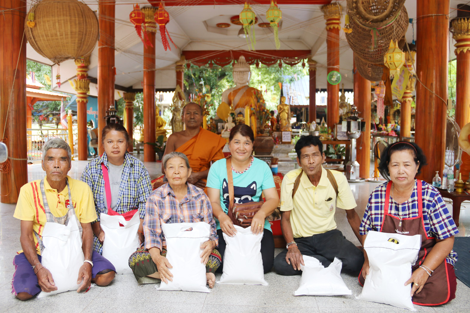 สุพรรณบุรี-แจกข้าวสาร 5 ตัน งานฉลองพัดยศ”พระสุพรรณวัชราจารย์”