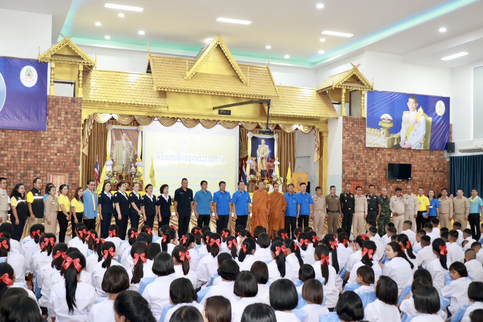 เชียงใหม่-ผู้ว่าฯ มอบสิ่งของพระราชทาน ให้แก่นักเรียนโรงเรียนราชประชานุเคราะห์ 61 อำเภอเชียงดาว