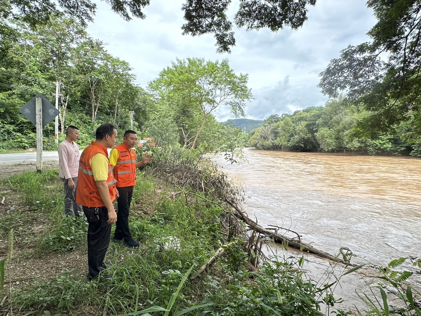 เชียงใหม่-อ.ฮอด ติดตามสถานการณ์น้ำอย่างใกล้ชิด เผยระดับน้ำอยู่ในสภาวะปกติ พร้อมเร่งขุดลอก