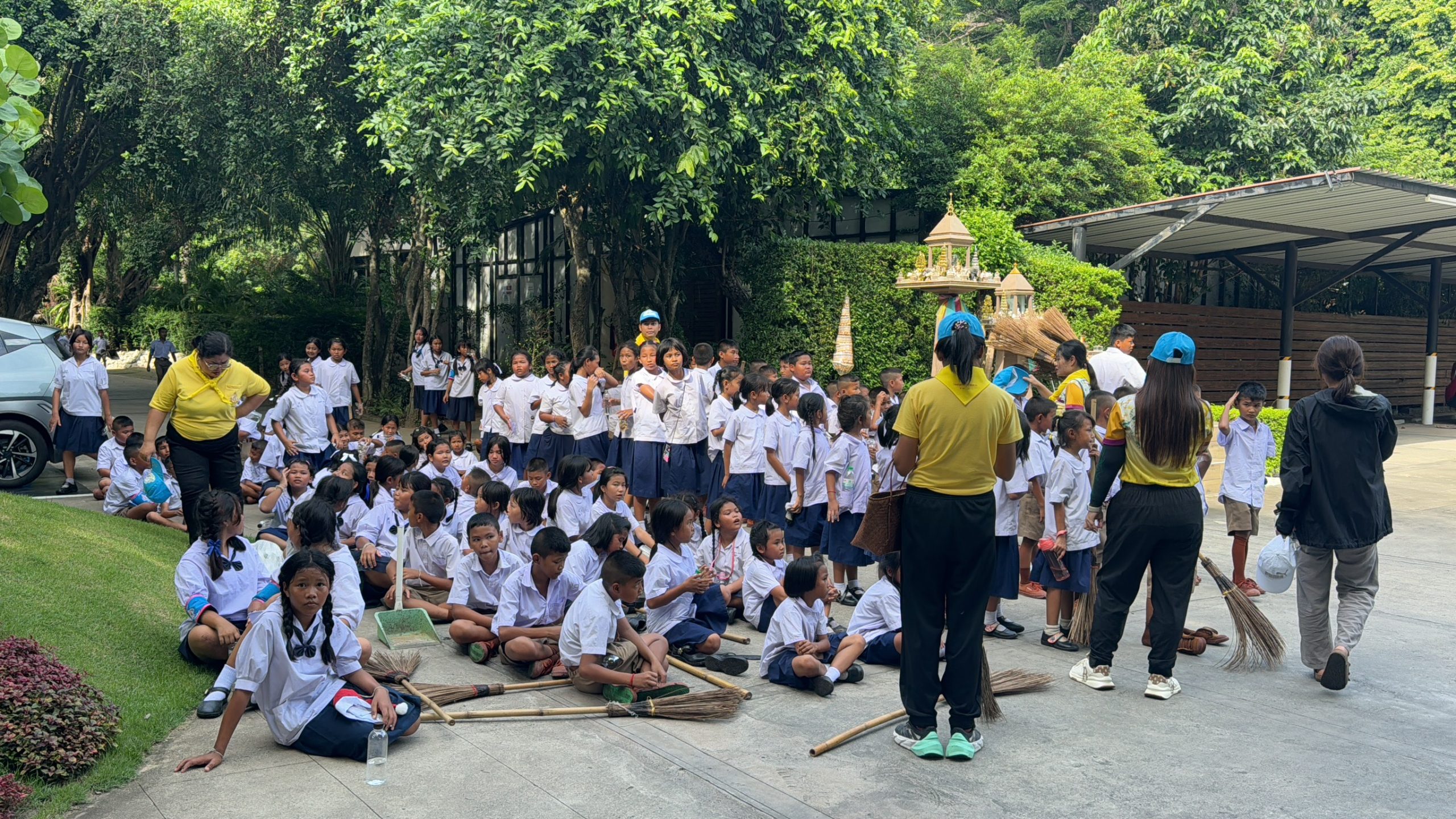 ชลบุรี-รวมพลังกว่า 200 คน เก็บคราบน้ำมันริมชายหาดตะวันรอน กลับฟื้นคืนสู่สภาพเดิมแล้ว