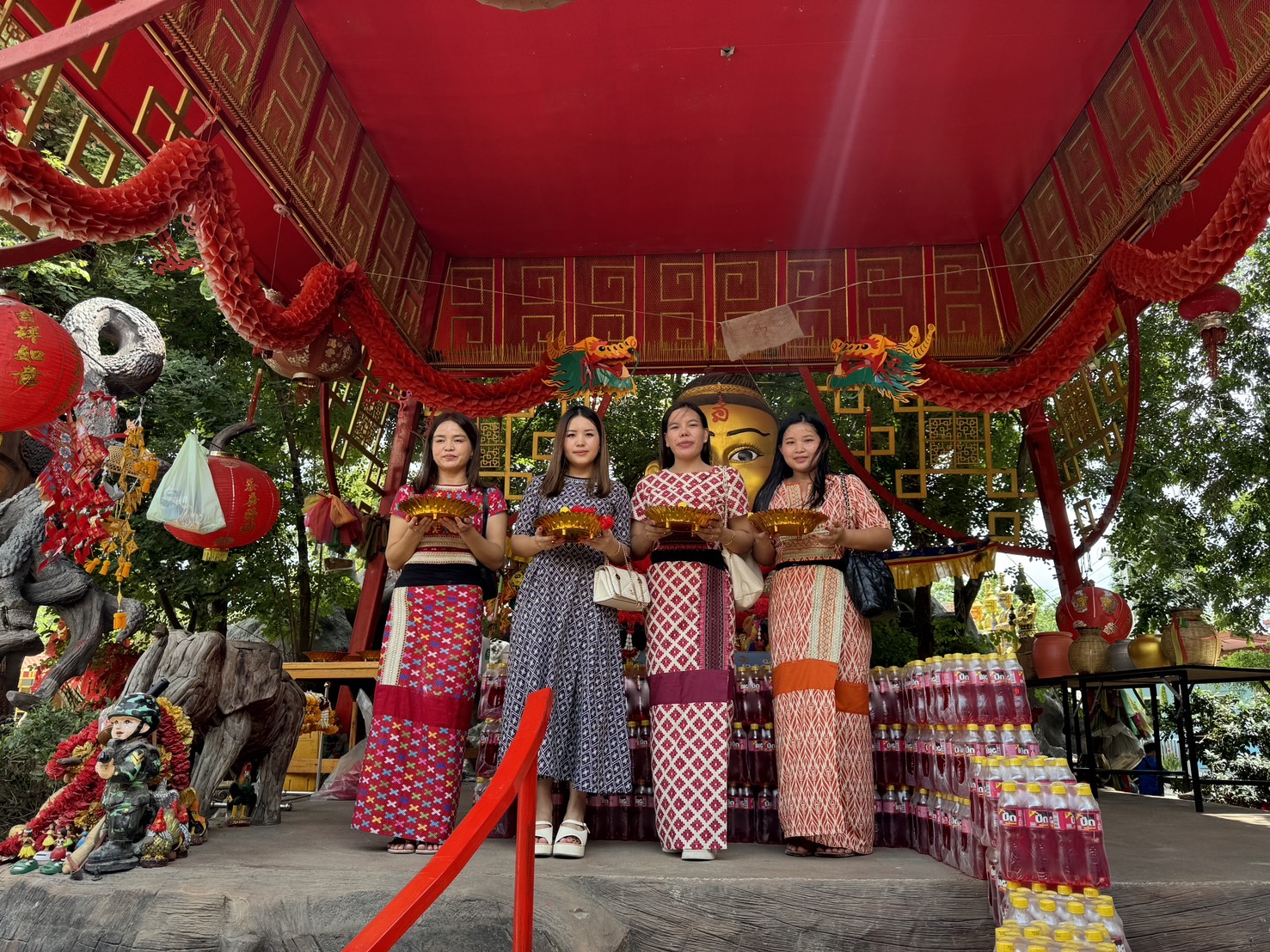 ปทุมธานี-สาวดวงเฮงส่องอ่างน้ำมนต์พร้อมแก้บนกุมารทองเจ้าสัวเฮงหลังได้โชคหลักแสน