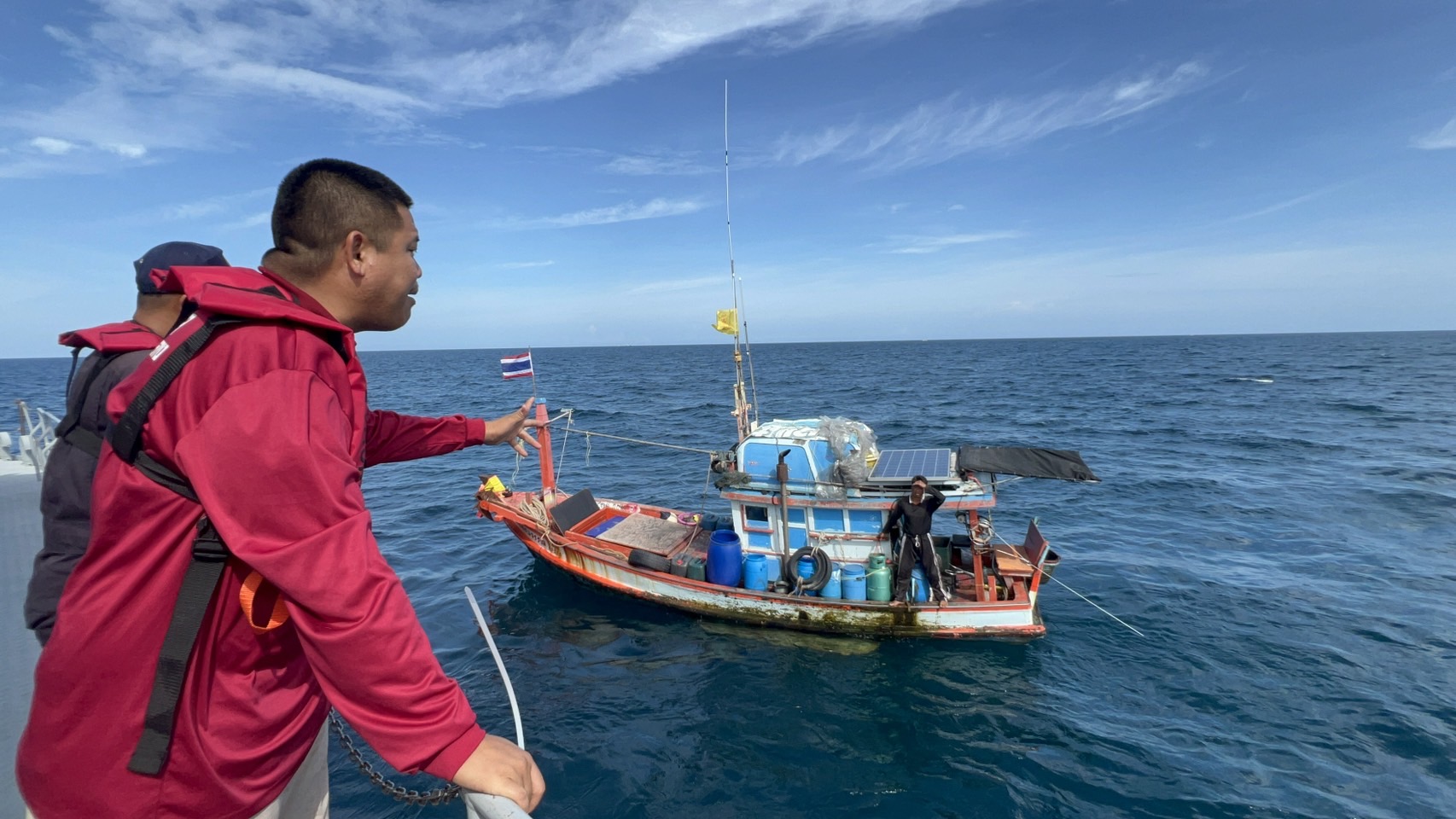 ประจวบคีรีขันธ์-ตำรวจ CIB ร่วมตำรวจน้ำรวบเรือต่างด้าว 3 สัญชาติลักลอบทำประมงในเขตไทย