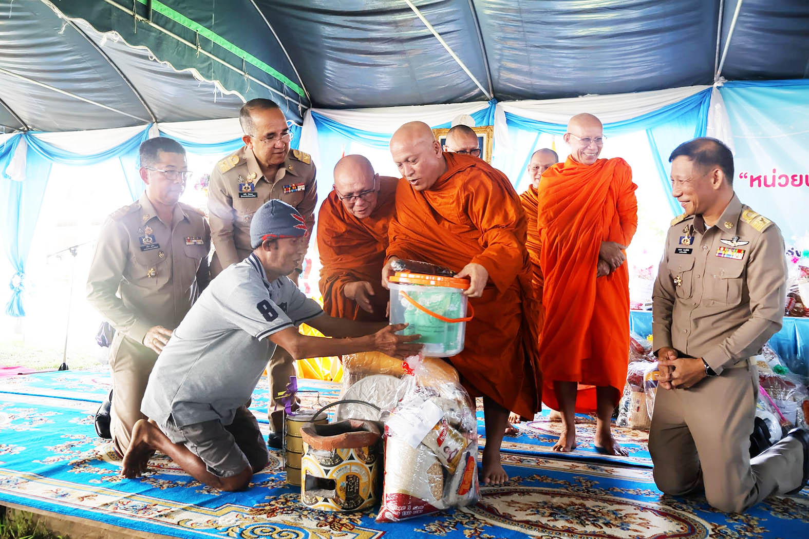 ประจวบคีรีขันธ์-ผู้ว่าฯ สร้างรอยยิ้ม ออกหน่วยบริการช่วยเหลือประชาชนในพื้นที่หัวหิน