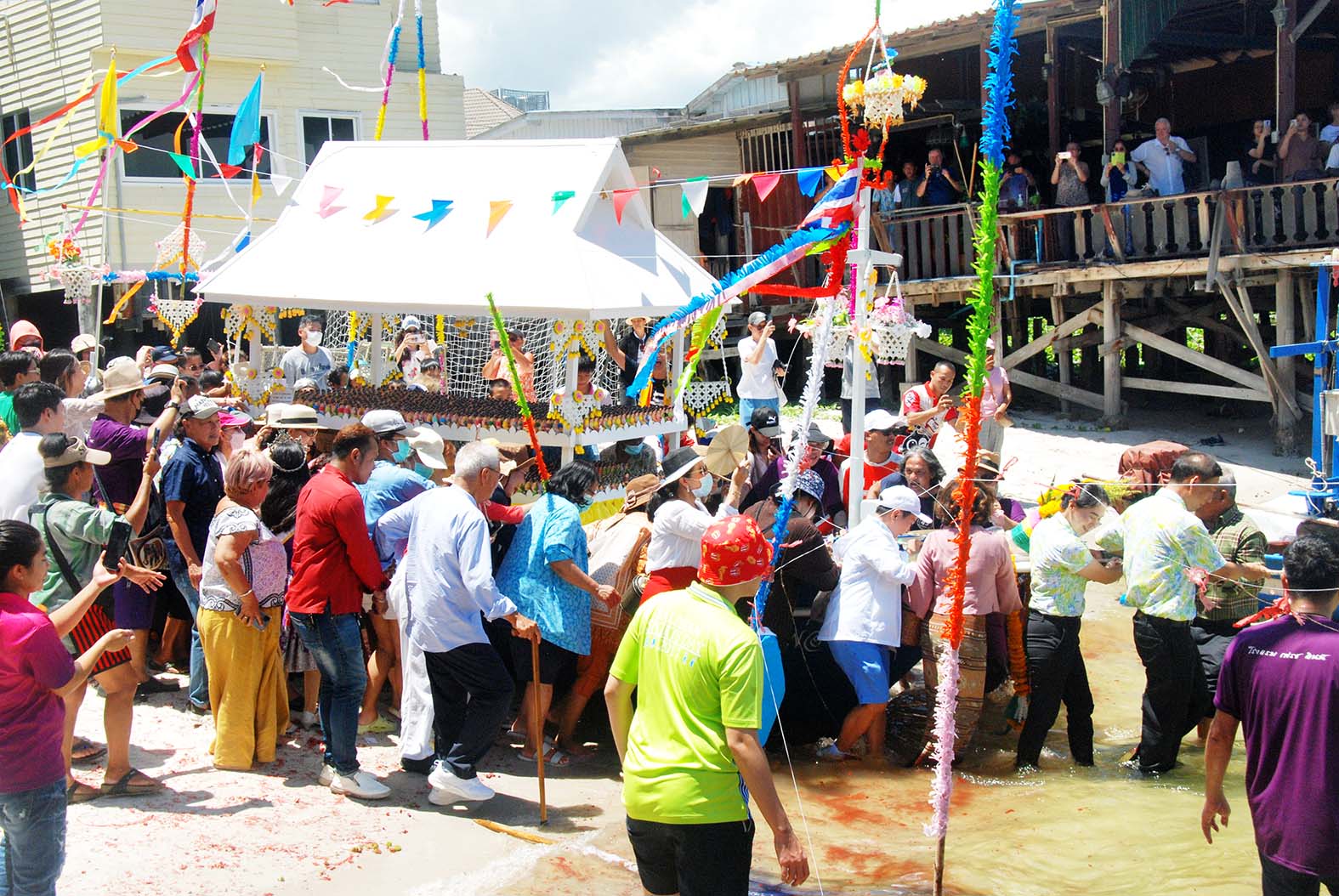 ประจวบคีรีขันธ์-1 ปี มีครั้งเดียว งานสืบสานประเพณี “ส่งเคราะห์ทางทะเล” ของชาวหัวหิน ทำบุญใหญ่ให้บรรพบุรุษ