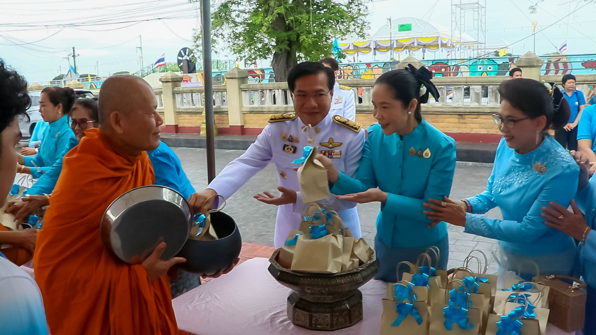 สิงห์บุรี-จัดพิธีเจริญพระพุทธมนต์และพิธีทำบุญตักบาตรเฉลิมพระเกียรติ