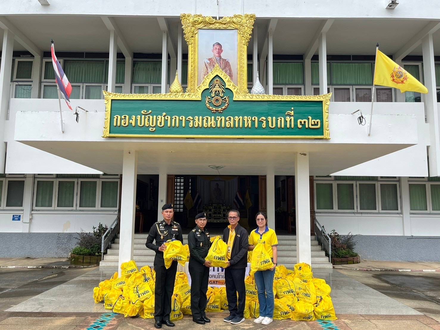 ลำปาง-มทบ.32 รับมอบถุงยังชีพจาก”กฟผ.แม่เมาะ”ส่งมอบผู้ประสบอุทกภัย