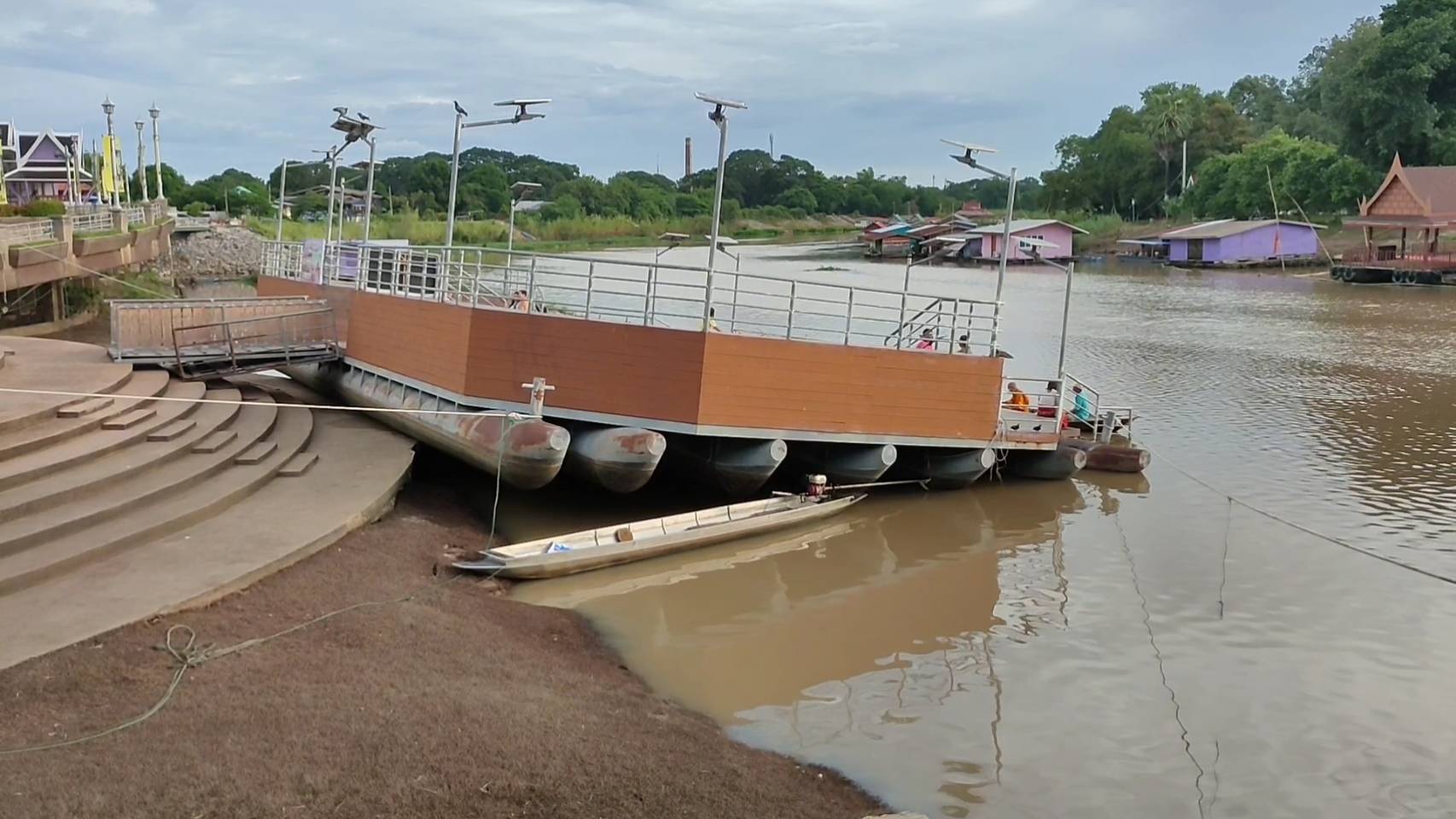 อุทัยธานี-แม่น้ำสะแกกรังลดฮวบ เรือนแพพักอาศัยเกยตื้นค้างบนเนินดิน..!!