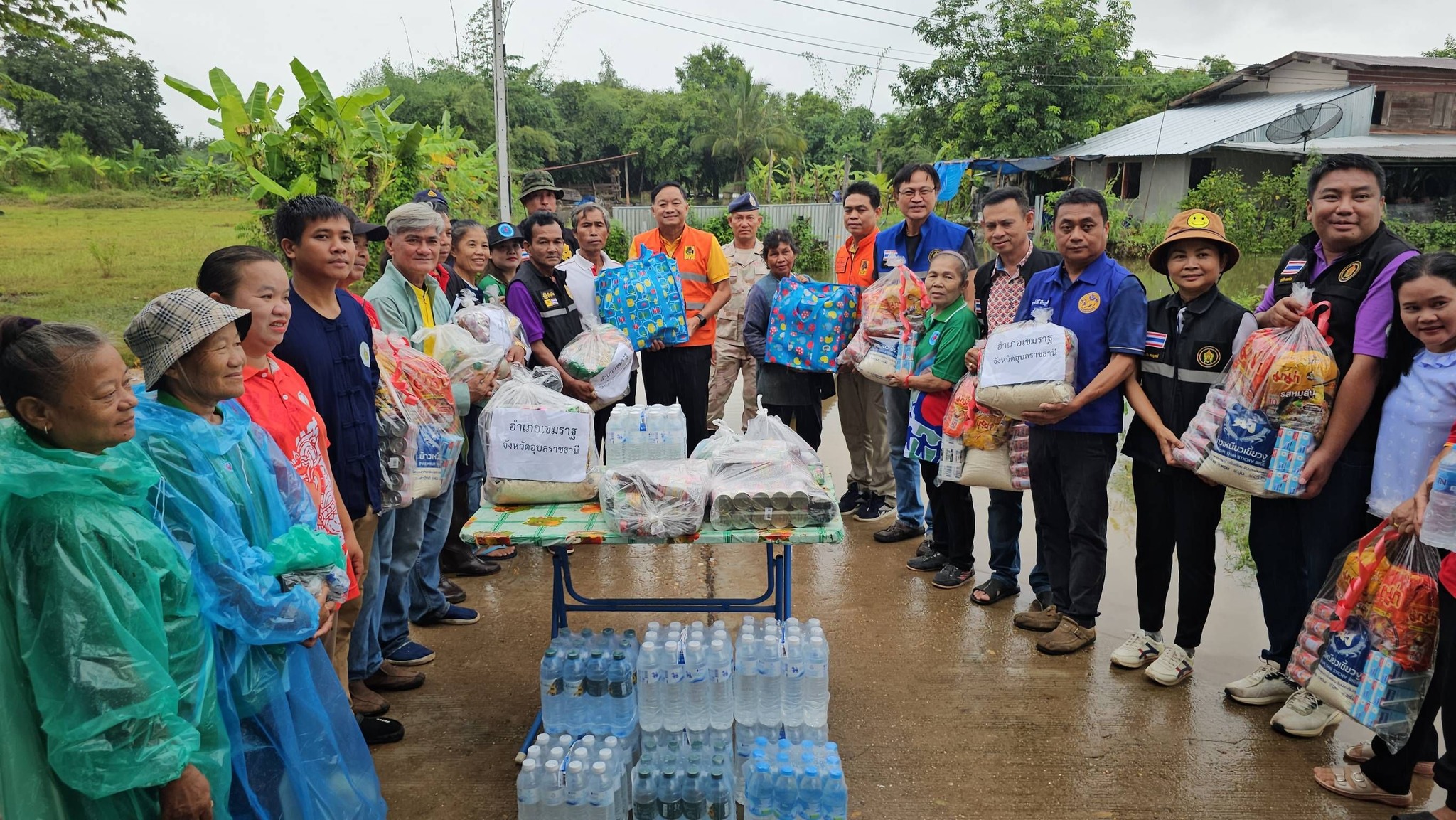 อุบลราชธานี-ผู้ว่าฯรุดเยี่ยมผู้ประสบอุทกภัย หลังน้ำโขงสูงขึ้น หนุนน้ำลำห้วยท่วมบ้านเรือนราษฎร