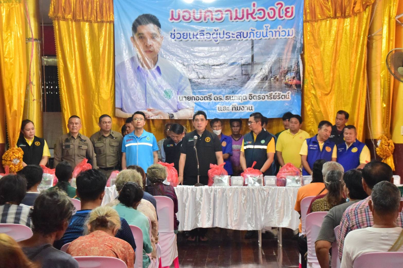 อยุธยา-ที่ปรึกษา รมว.สธ ลงพื้นที่ตรวจเยี่ยมช่วยเหลือผู้ประสบอุทกภัย