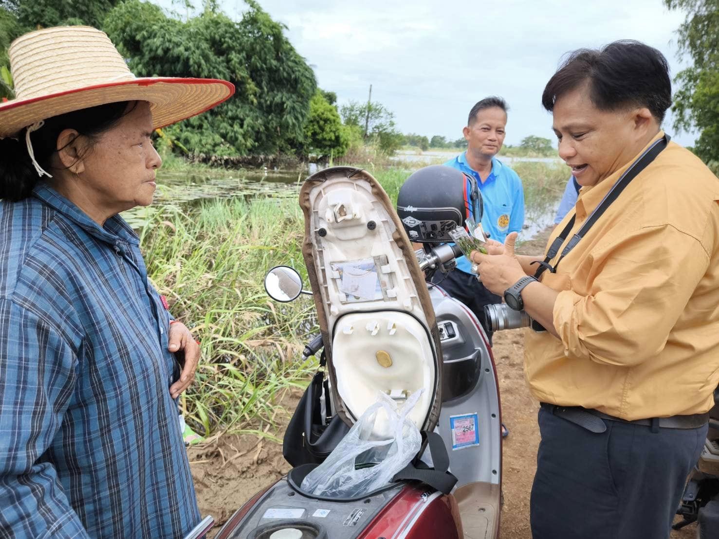 สุโขทัย-เกษตรอำเภอเมืองฯเร่งลงพื้นที่รับแบบยื่นความจำนงขอรับการช่วยเหลือเกษตรกรผู้ประสบภัยพิบัติฯ