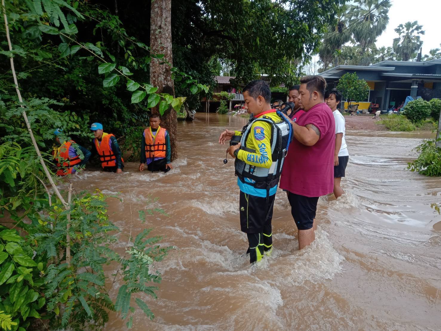 ปราจีนบุรี-น้ำป่าเขาใหญ่ทะลักท่วม 2 ตำบลตีนเขา อ.ประจันตคาม