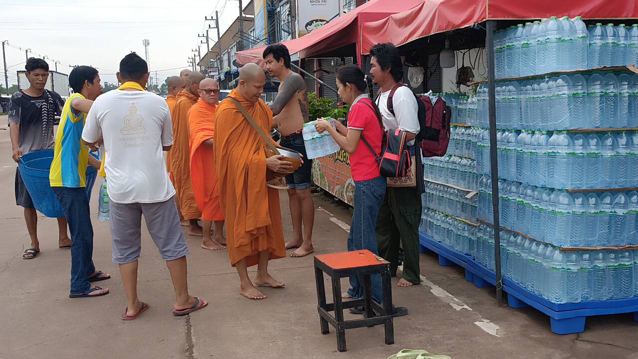 ปราจีนบุรี-คณะสงฆ์บิณฑบาตข้าวสารอาหารแห้งช่วยเหลือผู้ประสบอุทกภัยฯ