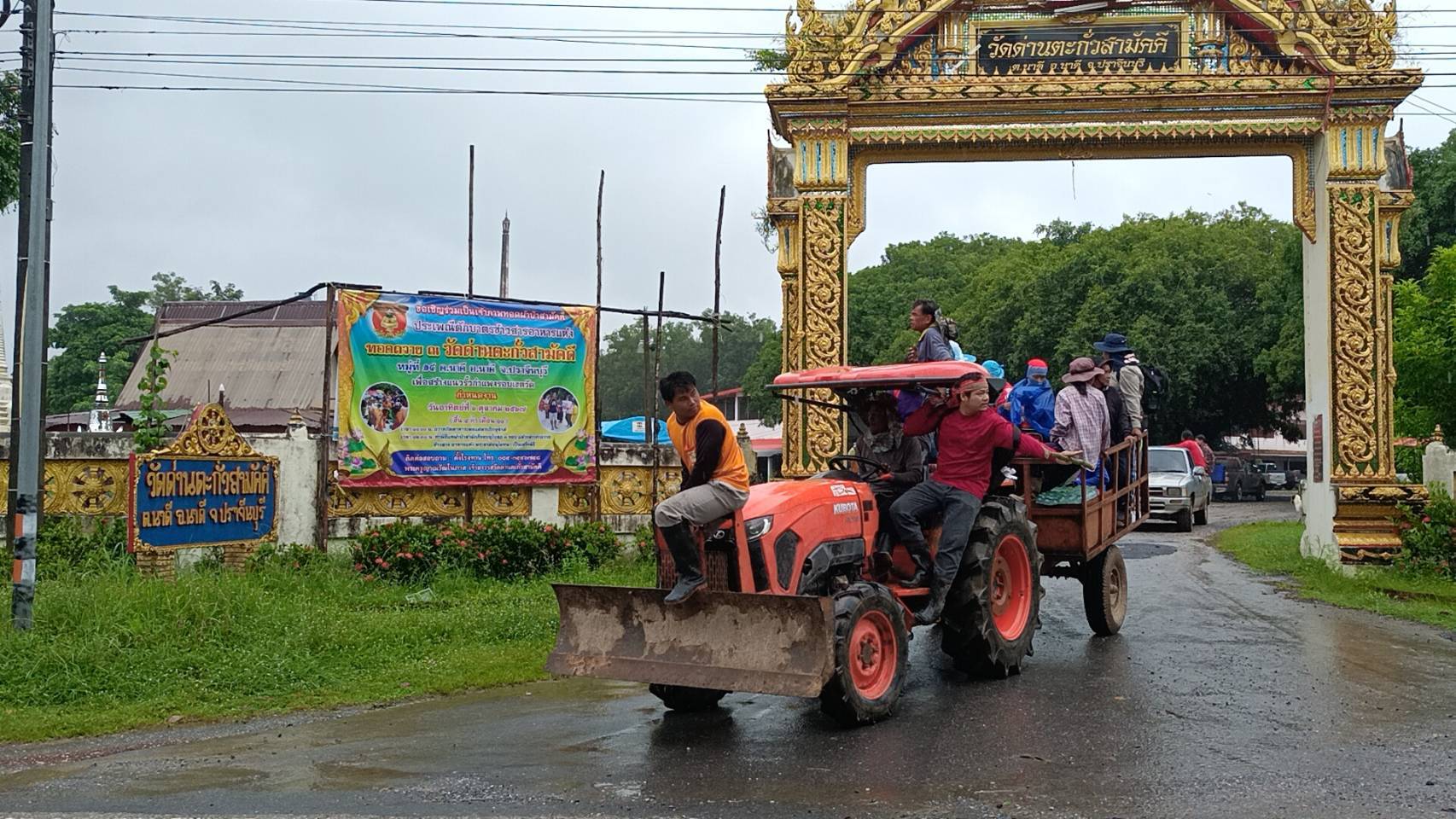 ปราจีนบุรี-ชาวบ้านรวมตัวขุดกลอยเตรียมงานประเพณี “ตักบาตรทำบุญกินกลอย”เดือนสิบ