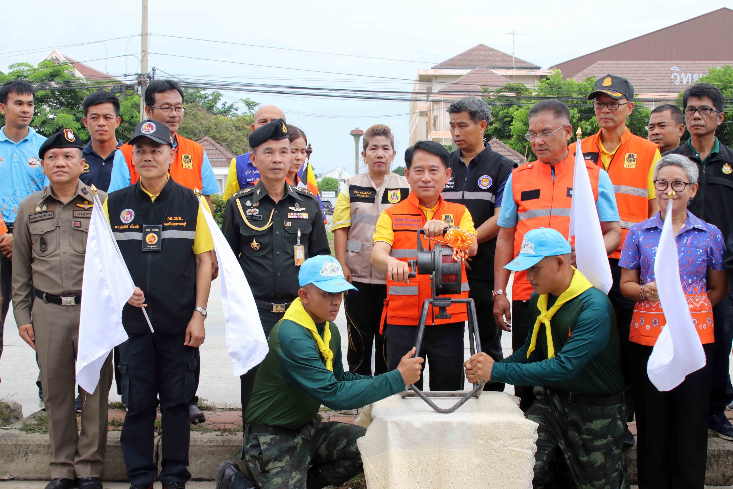 สุพรรณบุรี-พ่อเมืองฯปล่อยขบวนรถนำของเครื่องอุปโภคบริโภคภัยน้ำท่วม