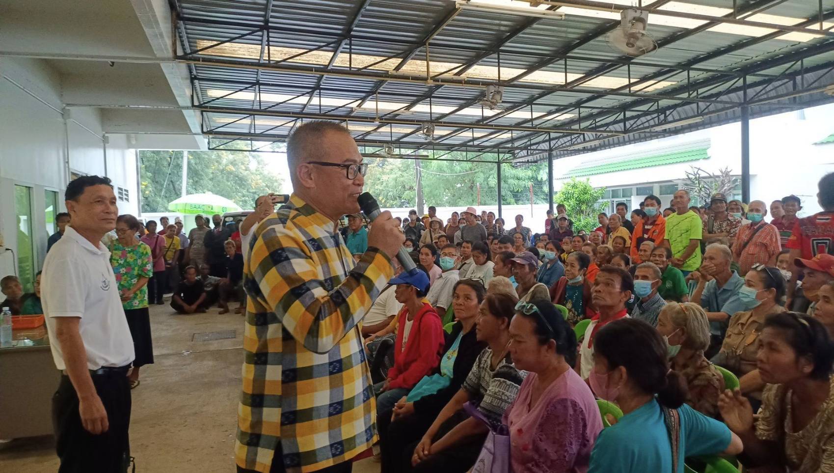 อำนาจเจริญ-พ่อเมืองห่วงใยประชาชนตากฝนรอถอนเงิน 10,000 หน้าธกส.