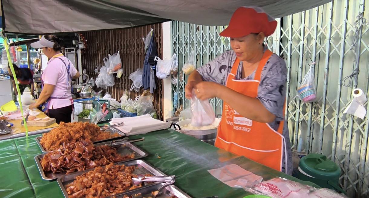 นครนายก-ร้านข้าวเหนียวหมูชาววัง สุดยอดความอร่อยขายดีขายหมดทุกวัน