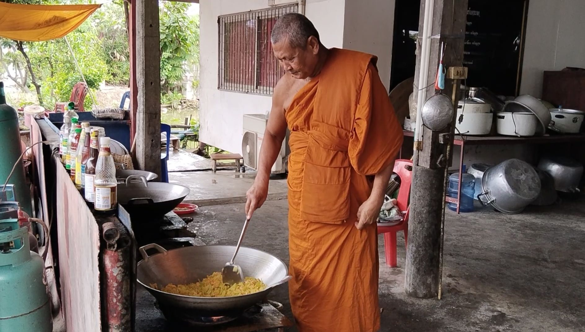 สุพรรณบุรี-ครัวพระทำข้าวต้มฟรีอิ่มท้องอิ่มบุญขอพรสิ่งศักดิ์สิทธิ์วัดสว่างอารมณ์