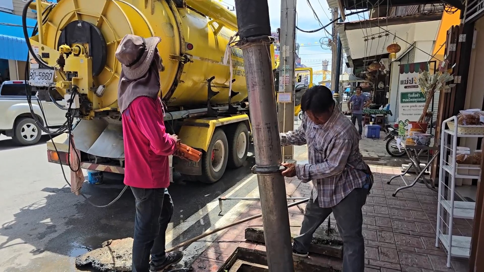 อุทัยธานี-เทศบาลเมืองฯระดมเจ้าหน้าที่คนงานและรถดูดโคลนรถน้ำเร่งขุดลอกท่อ