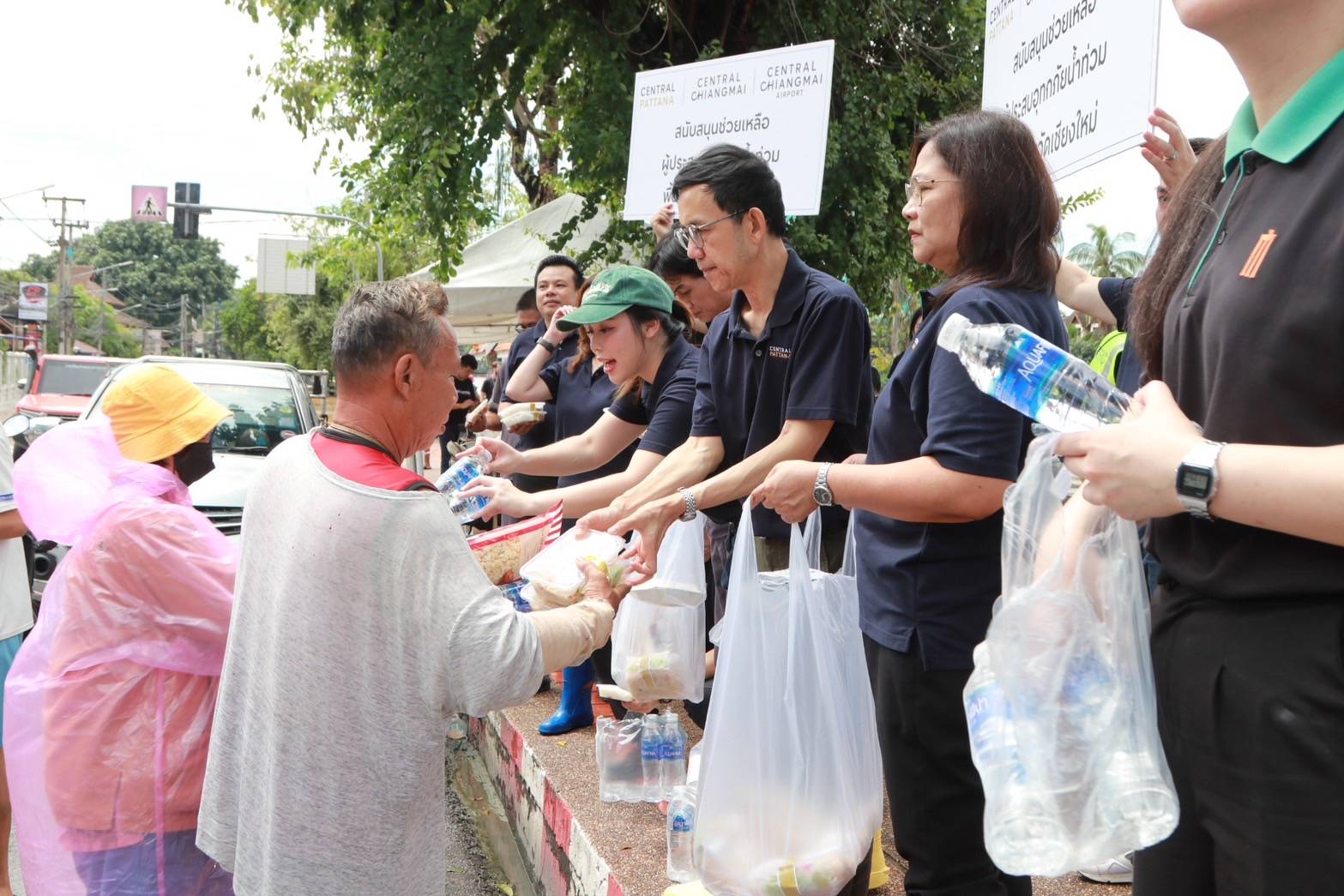 เชียงใหม่-“เซ็นทรัล”สนับสนุนข้าวกล่อง ช่วยเหลือผู้ประสบภัยน้ำท่วม