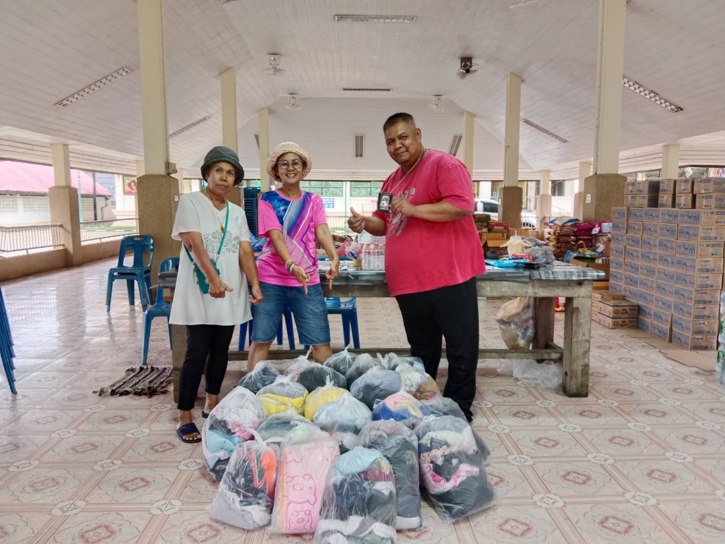 พังงา-ศูนย์ข่าวภาคใต้ฯหนังสือพิมพ์อินทรีสยาม นำเสื้อผ้าส่งมอบช่วยเหลือผู้ประสบอุทกภัยเชียงราย