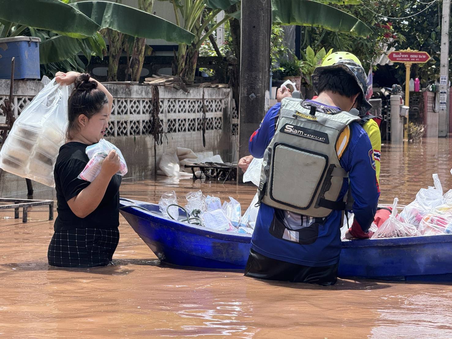 เชียงราย-กู้ภัยสัตหีบ ส่งอาหารน้ำดื่มช่วยเหลือปชช.ริมน้ำในอุทกภัยเชียงราย