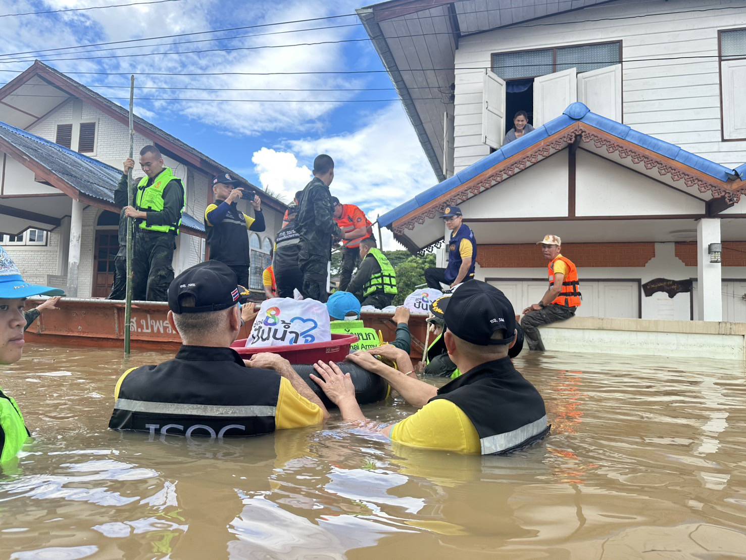 ลำปาง-ศบภ.มทบ.32,กอ.รมน.จังหวัด ล.ป.ลงพื้นที่ช่วยเหลือประชาชนที่ประสบอุทกภัยในพื้นที่ อ.สบปราบ