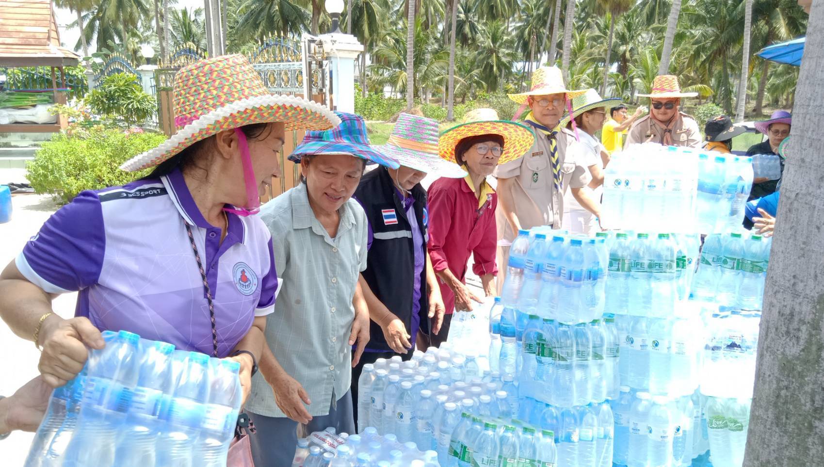 ชลบุรี-อดีตผู้ใหญ่บ้านหมู่ 2 หนองขาม เปิดบ้านทำถุงยังชีพเพื่อนำไปช่วยเหลือผู้ประสบอุทกภัยทางภาคเหนือ