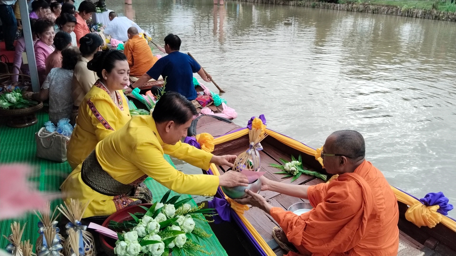 สุพรรณบุรี-สืบสานประเพณีตักบาตรทางน้ำย้อนอดีตวิถีชุมชนริมน้ำท่าจีน