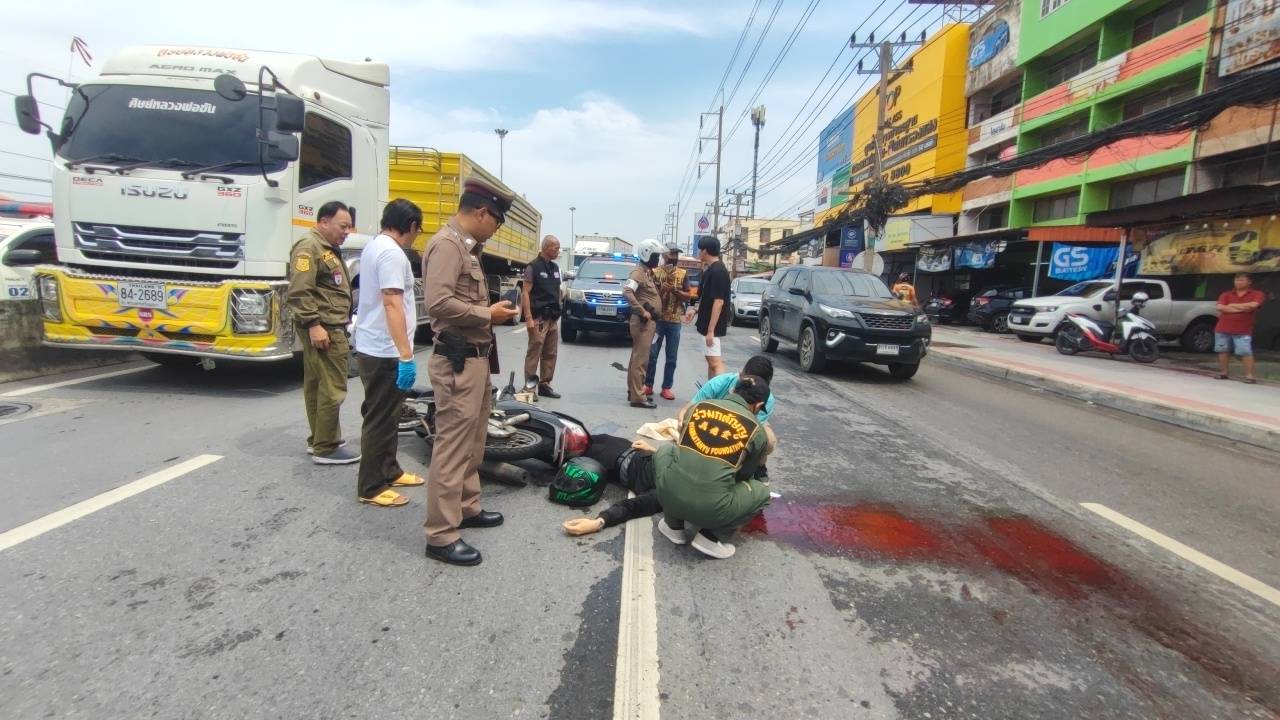 ปทุมธานี-สิบล้อพ่วงบรรทุกปูนชนรถจยย.ล้มคนขับหัวกระแทกพื้นเสียชีวิต