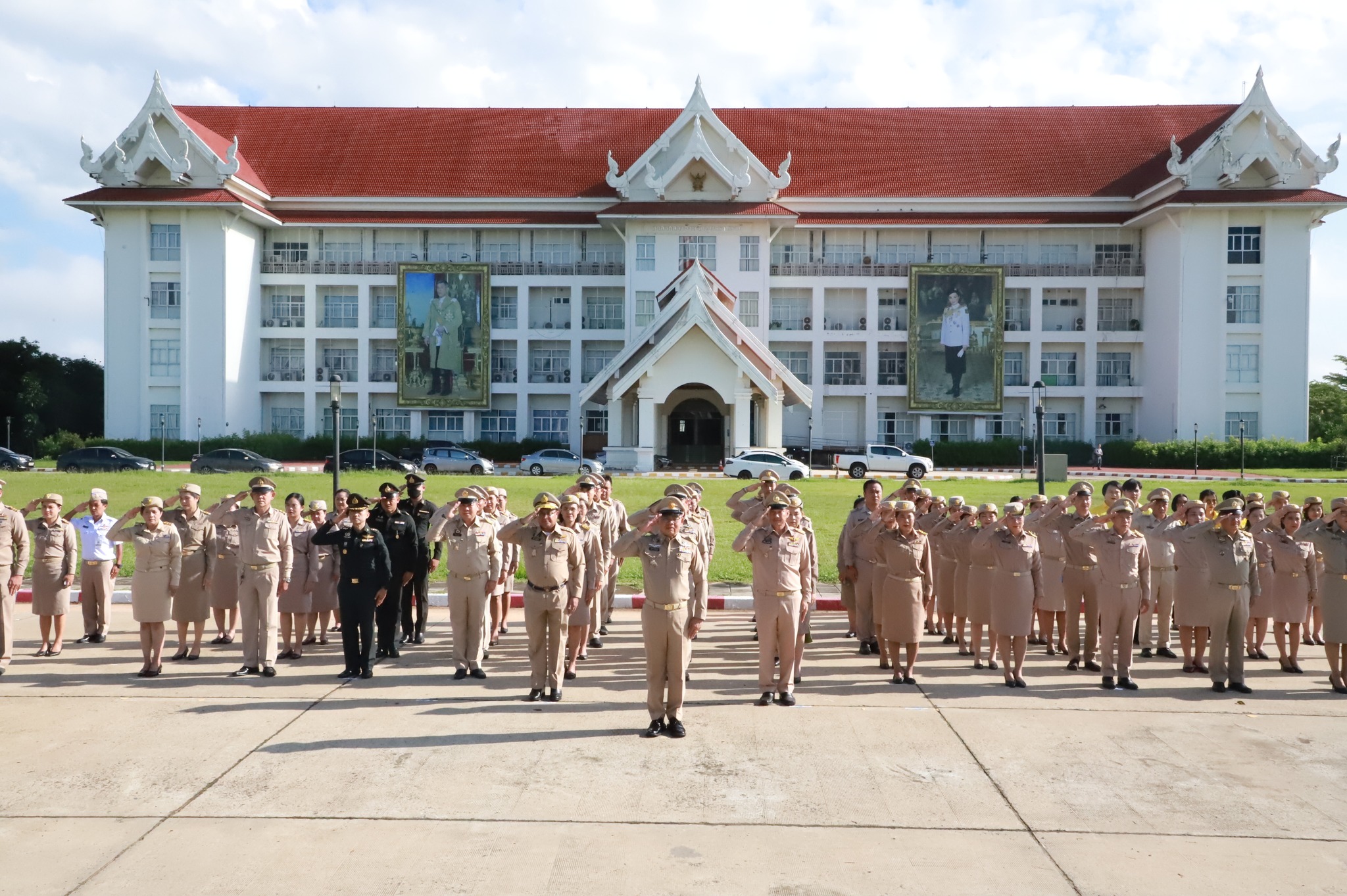 อุบลราชธานี-ผู้ว่าฯนำข้าราชการร่วมเคารพธงชาติ เนื่องในวันพระราชทานธงชาติไทย